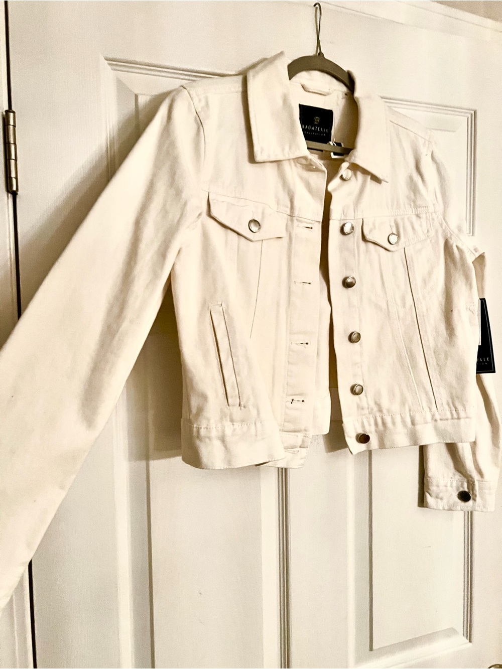 NEW Bagatelle Cream Cropped Denim Jacket. Women’s. Sz Medium